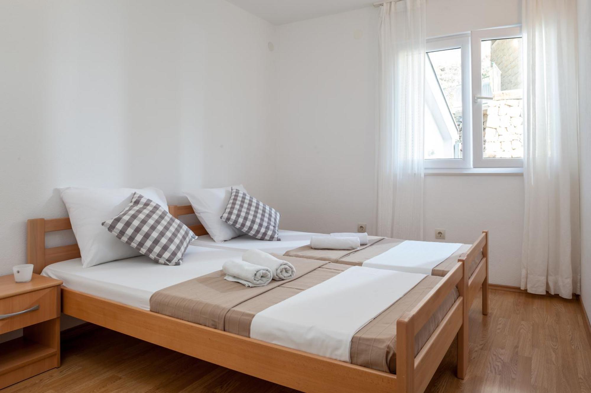 Apartments Leut 80M From The Sea Podgora Zimmer foto
