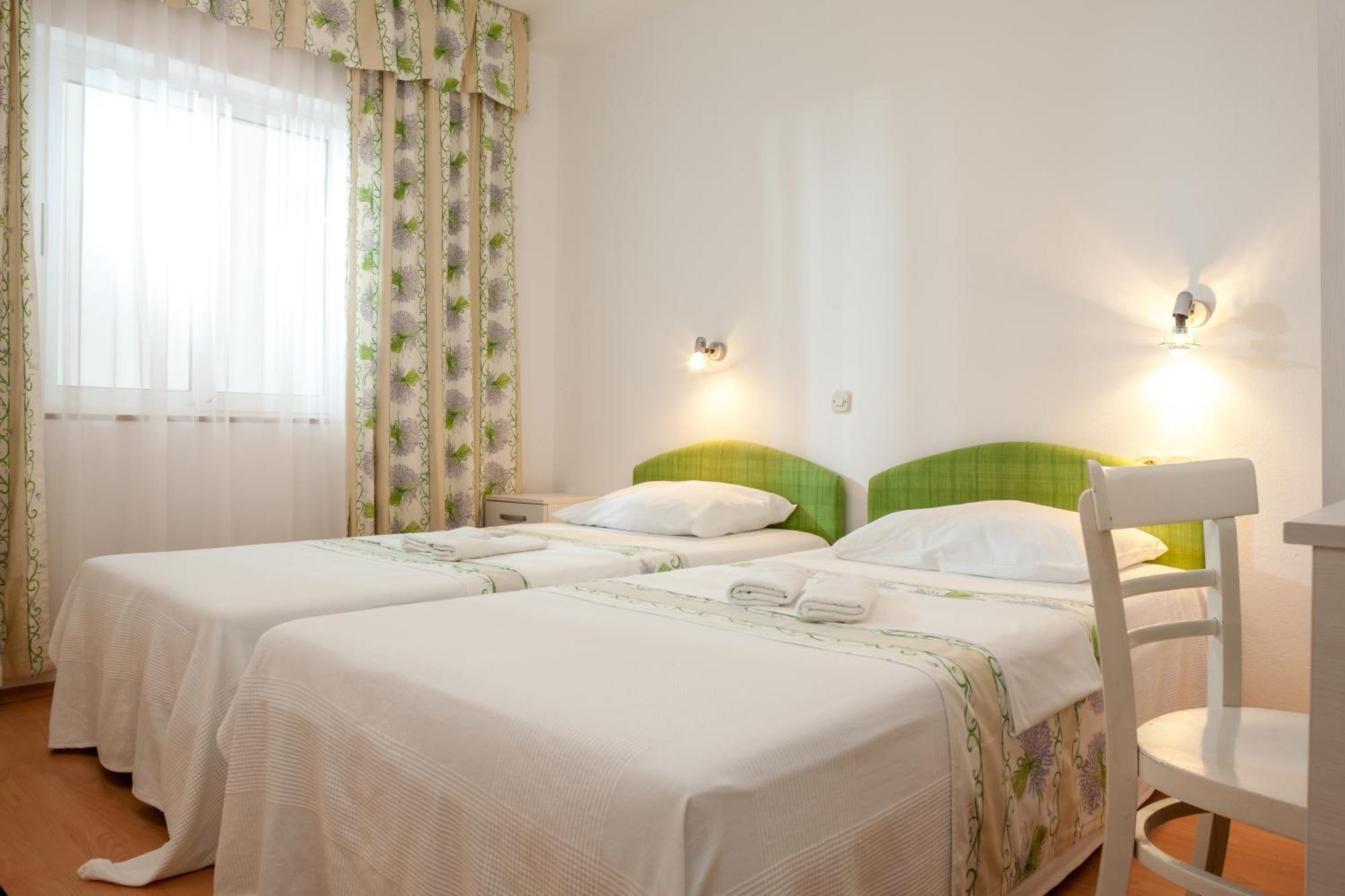 Apartments Leut 80M From The Sea Podgora Zimmer foto